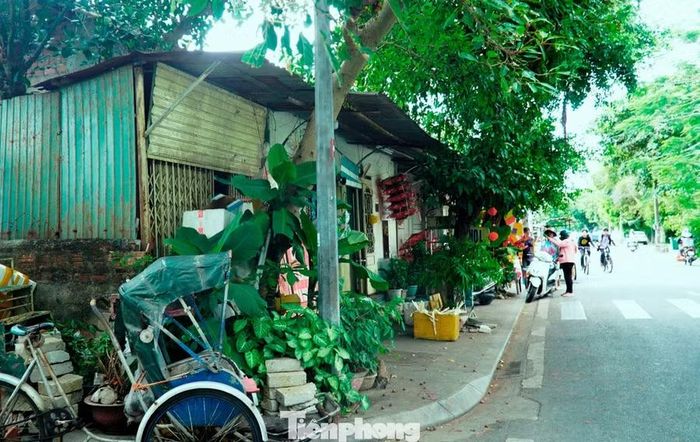 Hàng quán, nhà cửa của dân nằm trong khu vực di tích hồ Học Hải chậm giải tỏa.
