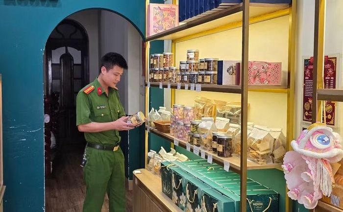 Đoàn kiểm tra liên ngành an toàn thực phẩm phường Pleiku kiểm tra tại hộ kinh doanh các loại bánh tại số 8 đường Cách Mạng Tháng Tám. Ảnh: Bá Bính