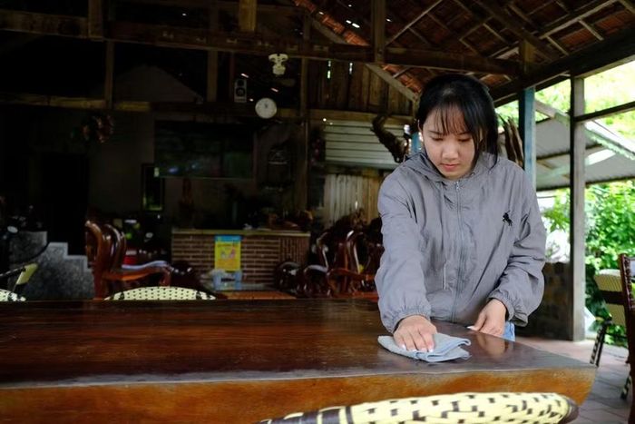 Những ngày còn học THPT, Cẩm Ly tranh thủ làm thêm tại quán cà phê để có thu nhập phụ giúp bà và lo việc học. Ảnh: M.C