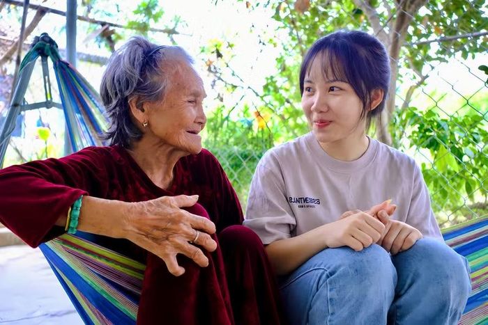 Cẩm Ly bên bà nội - người đã tần tảo nuôi em khôn lớn. Ảnh: M.C