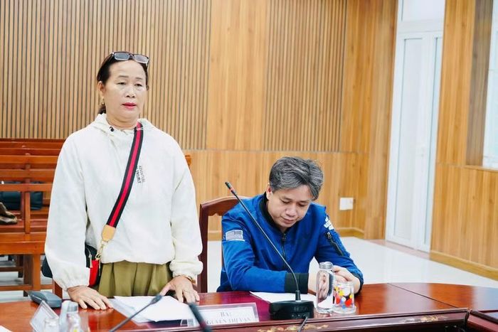 Bà Nguyễn Thị Vạn - thôn Chánh Lợi, xã Đề Gi kiến nghị tại buổi tiếp công dân. Ảnh: N.H
