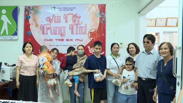 Người mù tỉnh và các nhà tài trợ trao quà Trung thu cho trẻ em khiếm thị nhân dịp tết trung thu. Ảnh: Phi Long