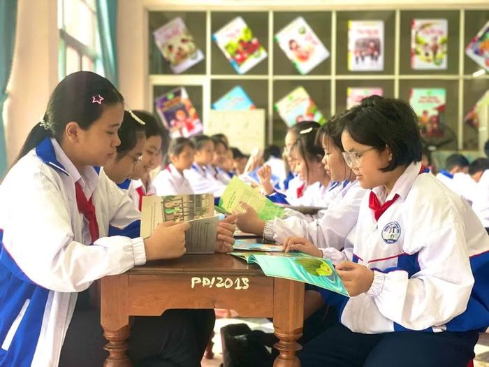  Các em học sinh đọc sách tự chọn tại buổi ngoại khóa. Ảnh: Lam Nguyên 