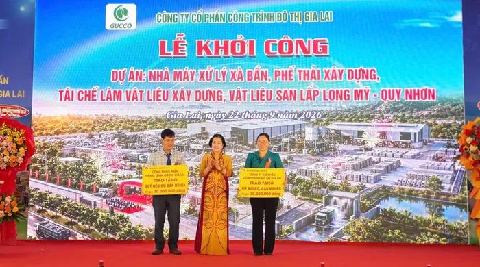 Bà Nguyễn Thị Sen - Chủ tịch Hội đồng quản trị kiêm Tổng Giám đốc Công ty trao bảng tượng trưng quà tặng gia đình chính sách, hộ nghèo và hộ cận nghèo trên địa bàn phường Quy Nhơn Tây. Ảnh: Hồng Thương 