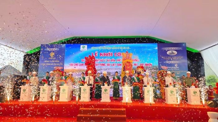  Các đại biểu thực hiện nghi thức Khởi công Dự án. Ảnh: Hồng Thương 