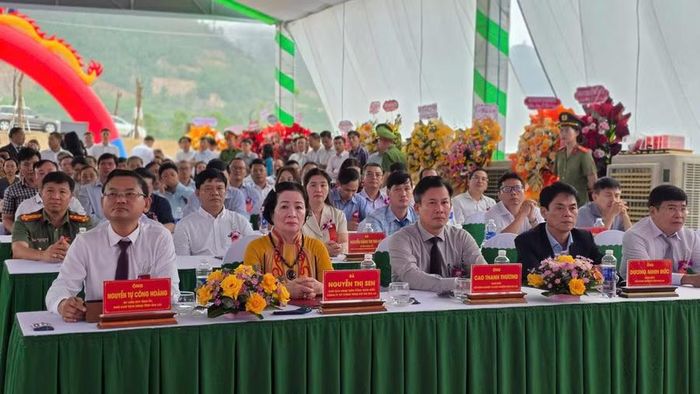  Phó Chủ tịch UBND tỉnh Nguyễn Tự Công Hoàng và đại diện lãnh đạo các sở, ban ngành dự Lễ khởi công. Ảnh: Hồng Thương 