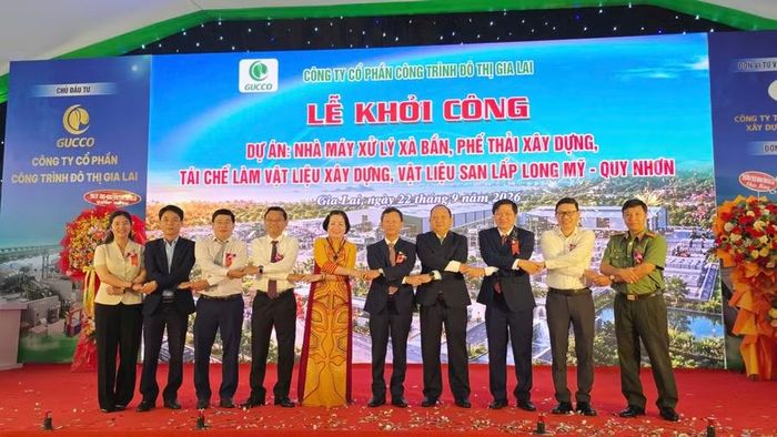  Đại diện lãnh đạo tỉnh chụp ảnh lưu niệm cùng chủ đầu tư tại lễ khởi công. Ảnh: Hồng Thương 