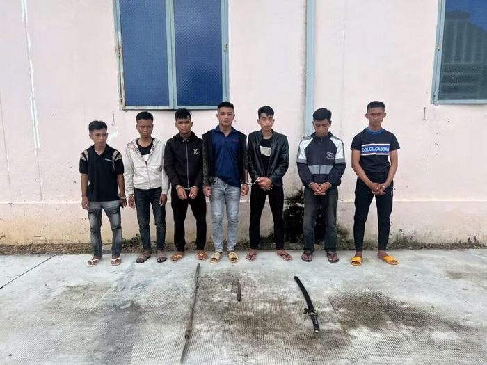 7 đối tượng trong nhóm của Thul cùng hung khí bị thu giữ. Ảnh: Minh Đức