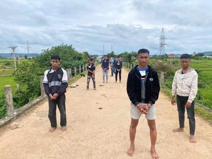Các đối tượng tại hiện trường của vụ án. Ảnh: Minh Đức