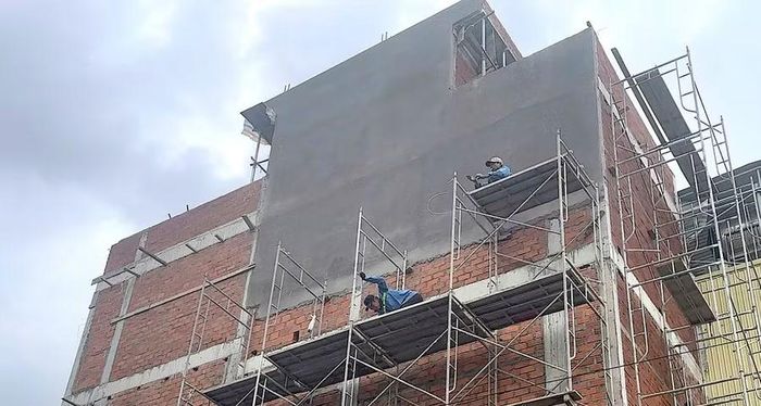  Thợ xây phải làm việc ngoài trời, tiềm ẩn nhiều nguy cơ mất an toàn. Ảnh: Phương Vi 