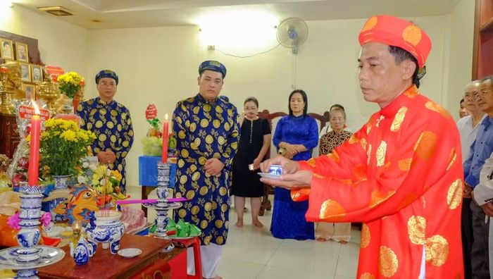  Ông Nguyễn Trọng Quỳnh - Giám đốc Nhà hát Nghệ thuật truyền thống tỉnh Gia Lai dâng lễ lên án thờ Tổ nghiệp. Ảnh: Ngọc Nhuận 