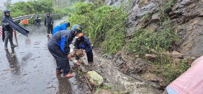  Lực lượng chức năng khơi thông mương thoát nước dọc dốc Mộng Cầm. Ảnh: ĐVCC 