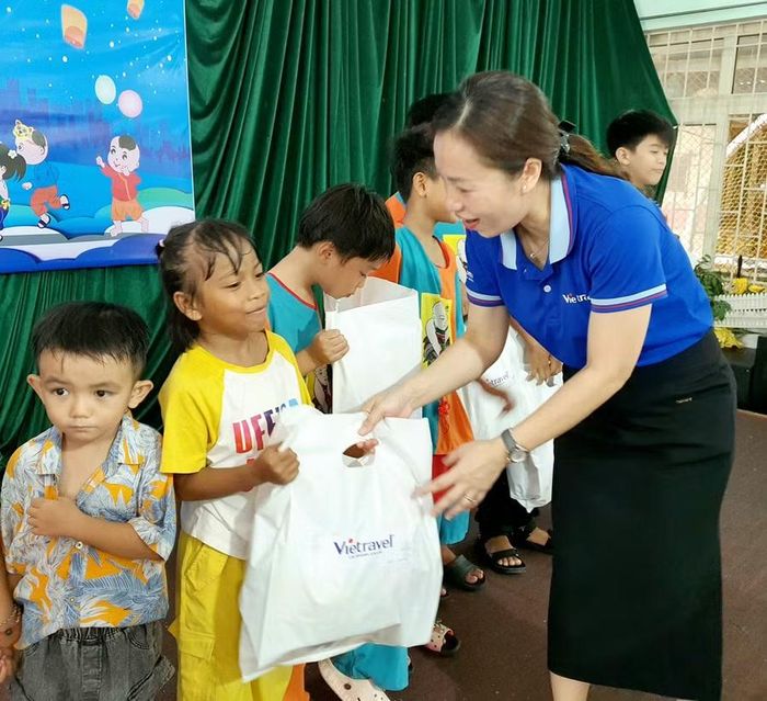  Bà Hoàng Thị Thu Sen - Giám đốc Vietravel chi nhánh Gia Lai trao quà tết trung thu cho trẻ em mồ côi Làng Trẻ em SOS Quy Nhơn. Ảnh: Kim Hường 