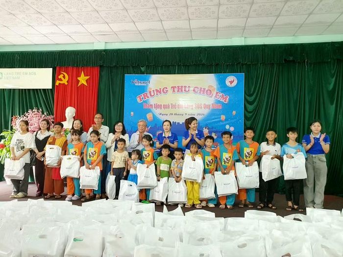  Vietravel chi nhánh Gia Lai và Hội Bảo trợ Bệnh nhân nghèo tỉnh trao quà tại Làng Trẻ em SOS Quy Nhơn. Ảnh: Kim Hường 