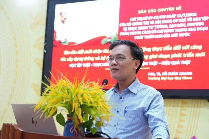  PGS.TS Hồ Xuân Quang - Viện trưởng Viện Khoa học Giáo dục (Trường Đại học Quy Nhơn) truyền đạt các nội dung tại hội nghị. Ảnh: Thái Ngân 