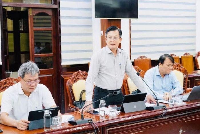  Giám đốc Sở Nông nghiệp và Môi trường Cao Thanh Thương báo cáo tình hình phối hợp giải quyết công tác bồi thường, giải phóng mặt bằng dự án. Ảnh: N.H 