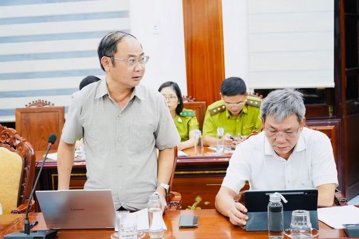  Phó Giám đốc Sở Công Thương Trần Thúc Kham báo cáo kết quả phối hợp giải quyết công tác giải phóng mặt bằng tại cuộc họp. Ảnh: N.H 