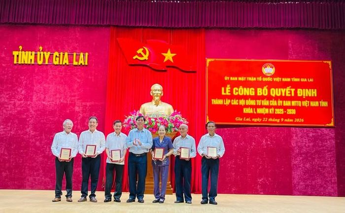 Phó Chủ tịch Thường trực Ủy ban MTTQ Việt Nam tỉnh Trần Minh Sơn (thứ 4 từ phải qua) tặng quà tri ân cho các vị thôi tham gia các Hội đồng tư vấn. Ảnh: Minh Hoàng 