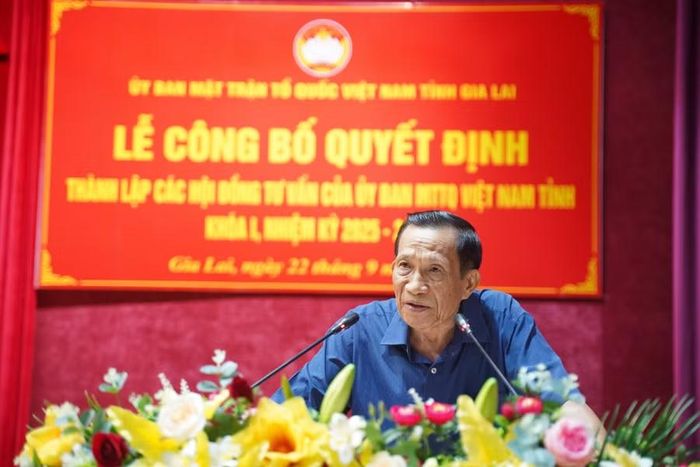  Ông Nguyễn Cảnh Huệ - nguyên Hiệu trưởng Trường Chính trị tỉnh, Chủ nhiệm Hội đồng tư vấn Dân tộc và Tôn giáo, phát biểu nhận nhiệm vụ. Ảnh: Minh Hoàng 