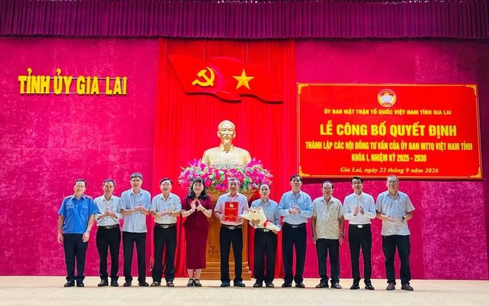  Lãnh đạo Ủy ban MTTQ Việt Nam tỉnh trao quyết định thành lập Hội đồng tư vấn Dân chủ - Pháp luật. Ảnh: Minh Hoàng 