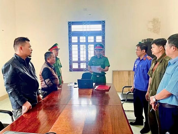Đối tượng Nguyễn Thanh Dũng (thứ 2 từ trái sang) thời điểm bị bắt tạm giam. Ảnh: C.A