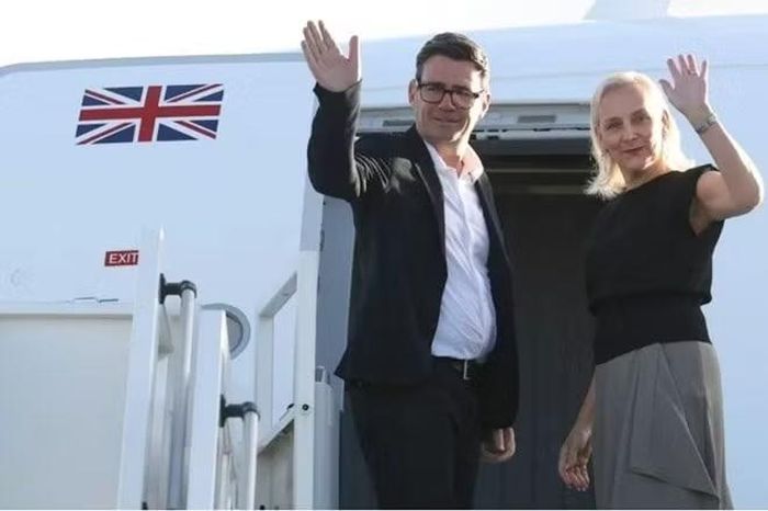 Thủ tướng Anh Andy Burnham lên máy bay tới New York tham dự phiên họp Đại hội đồng Liên Hợp Quốc ngày 21.9, xác nhận kế hoạch hỗ trợ quân sự cho Saudi Arabia. Ảnh: AFP