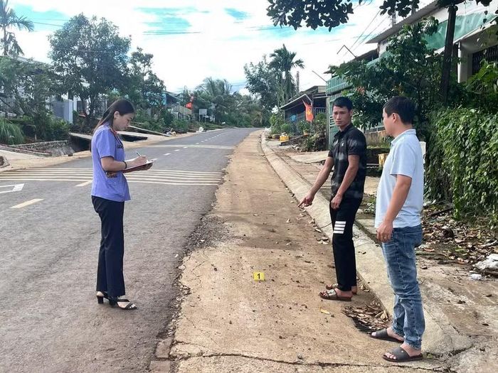 Đối tượng Tú (thứ 2 từ trái qua) đã cướp giật điện thoại của em T. Ảnh: Quốc Bảo