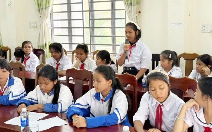  Các em thiếu nhi nêu câu hỏi và kiến nghị tại buổi đối thoại. Ảnh: Nguyễn Thắng 