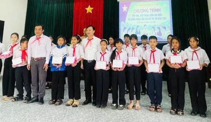  Trao quà cho các em thiếu nhi tham dự chương trình. Ảnh: Nguyễn Thắng 