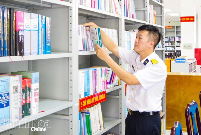 Thiếu tá, Thạc sĩ Phạm Bá Hiếu nghiên cứu tài liệu tại thư viện.