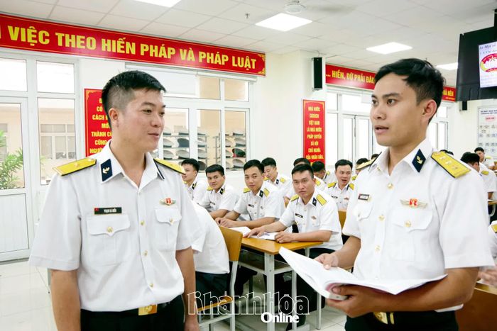Thiếu tá, Thạc sĩ Phạm Bá Hiếu (bên trái) trong giờ giảng dạy.