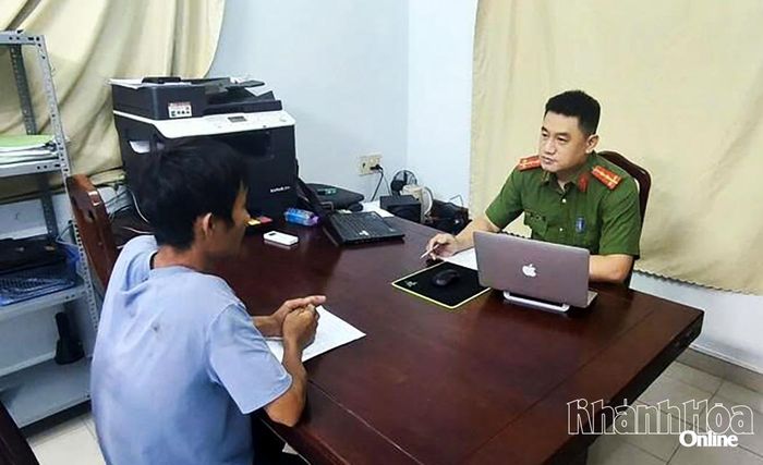 Công an xã Diên Thọ lấy lời khai Phạm Huy Hoàng.