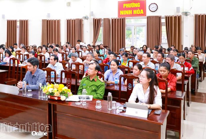 Đông đảo cử tri tham gia buổi tiếp xúc.