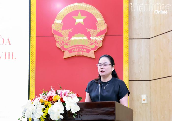 Đại biểu HĐND tỉnh trao đổi, trả lời một số kiến nghị của cử tri tại buổi tiếp xúc.
