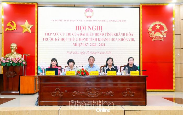 Các đại biểu HĐND tỉnh tiếp xúc cử tri phường Ninh Hòa.