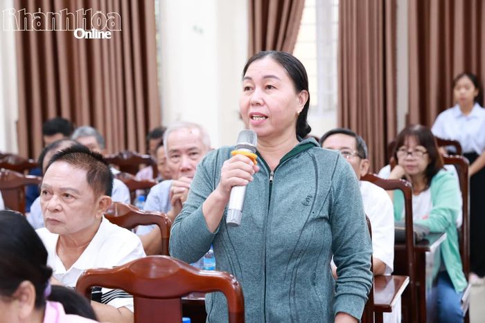 Cử tri phường Ninh Hòa nêu ý kiến tại buổi tiếp xúc.