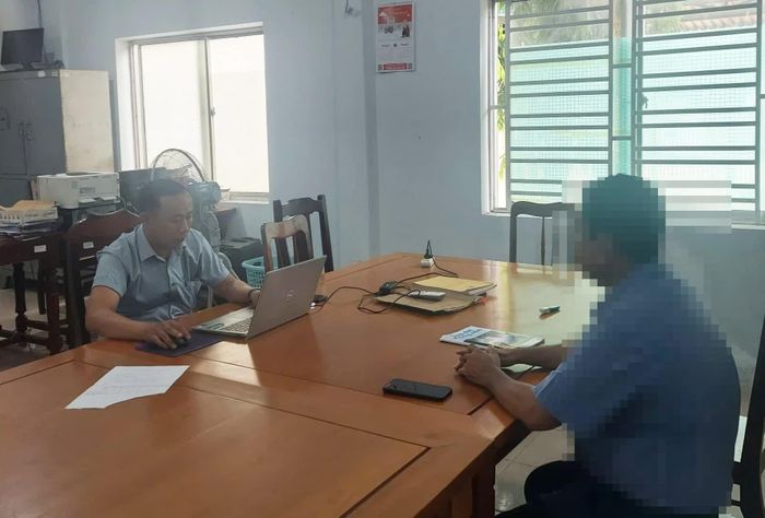 Công an phường Đông Hải làm việc với ông L.V.T để làm rõ vụ việc.