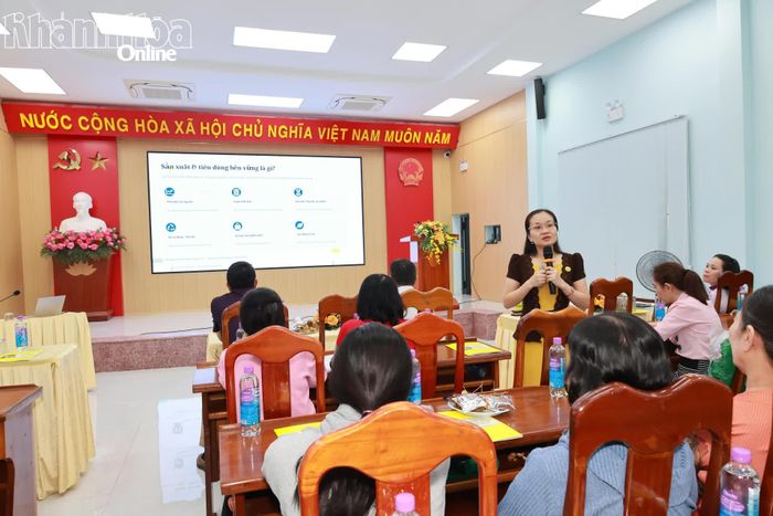 Tiến sĩ Ngô Phương Linh tuyên truyền cho người dân về phòng, chống rác thải nhựa sử dụng một lần khó phân hủy.