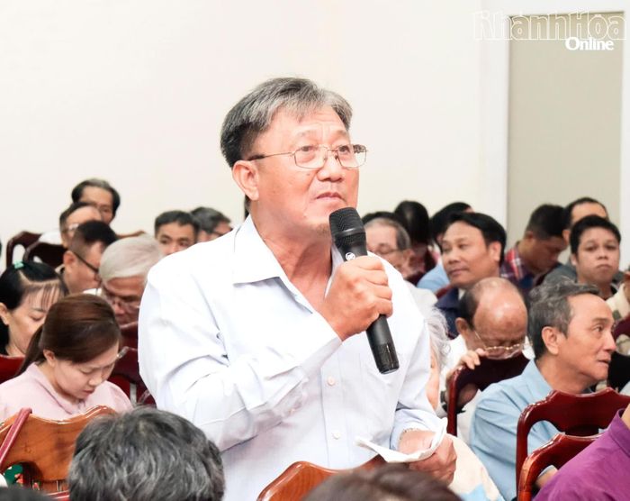 Cử tri phát biểu ý kiến.