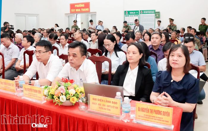 Đại biểu phường Nha Trang và cử tri tham dự buổi tiếp xúc.