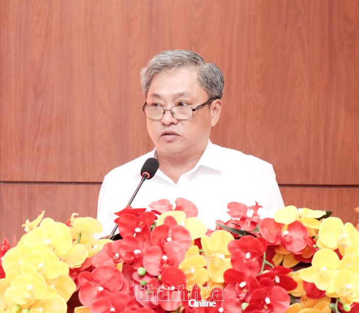 Lãnh đạo phường Tây Nha Trang phát biểu giải đáp kiến nghị của cử tri.