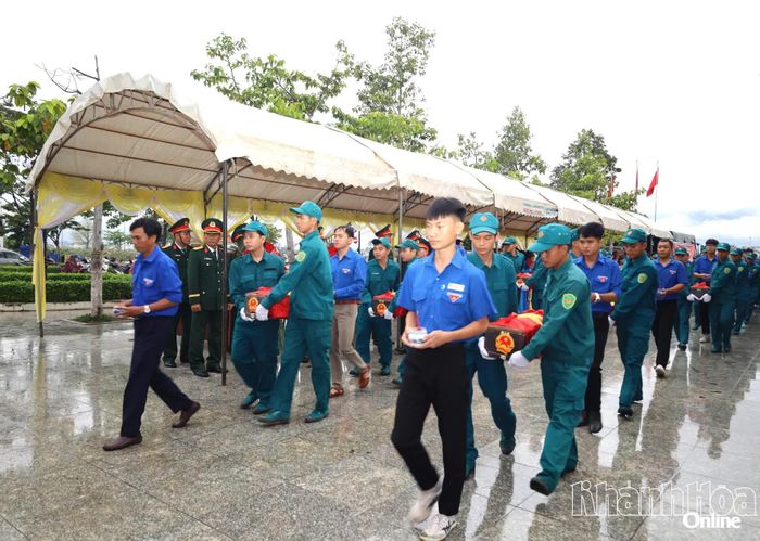 Các hài cốt liệt sĩ được di chuyển từ phòng bảo quản đến Đài tưởng niệm để tổ chức lễ dâng hoa, dâng hương.