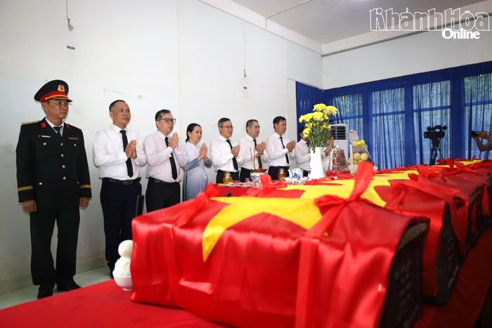 Các đại biểu dâng hương tưởng niệm các liệt sĩ tại nhà quản trang Nghĩa trang liệt sĩ Hòn Dung.