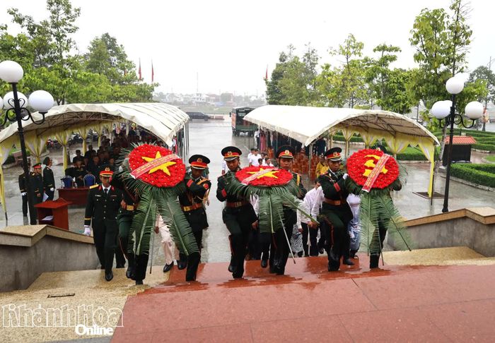 Đoàn đại biểu cấp ủy, chính quyền, Mặt trận xã Diên Khánh dâng hoa tưởng niệm các anh hùng liệt sĩ.