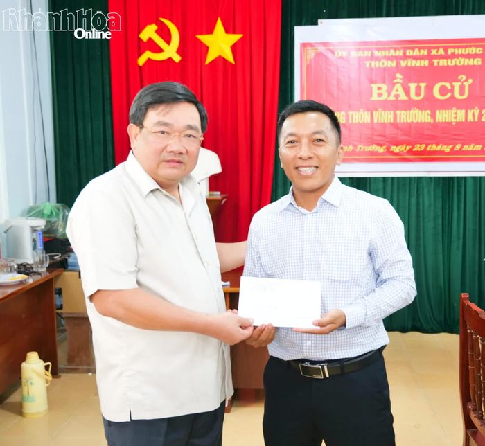 Phó Chủ tịch UBND tỉnh Trịnh Minh Hoàng tặng quà, động viên Tổ phối hợp thực hiện công tác hỗ trợ bồi thường, giải phóng mặt bằng Dự án Nhà máy điện hạt nhân Ninh Thuận 1.