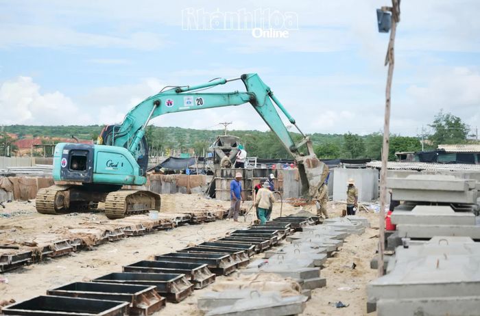 Máy móc, phương tiện đang khẩn trương thi công các hạng mục tại khu tái định cư phục vụ Dự án Nhà máy điện hạt nhân Ninh Thuận 1.