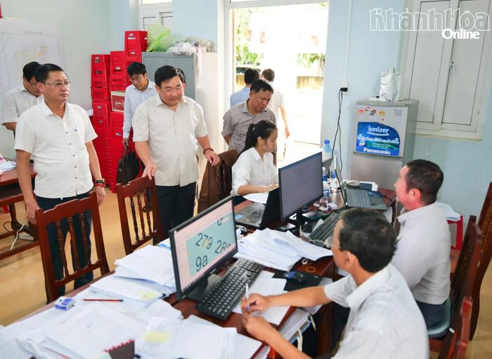 Phó Chủ tịch UBND tỉnh Trịnh Minh Hoàng thăm hỏi tình hình thực hiện nhiệm vụ của Tổ phối hợp thực hiện công tác hỗ trợ bồi thường, giải phóng mặt bằng Dự án Nhà máy điện hạt nhân Ninh Thuận 1.