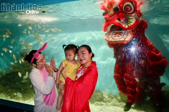 Em nhỏ giao lưu với chị Hằng.