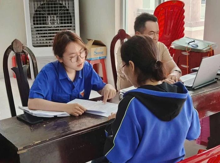 Đoàn viên hỗ trợ người dân kê khai đăng ký đất đai.