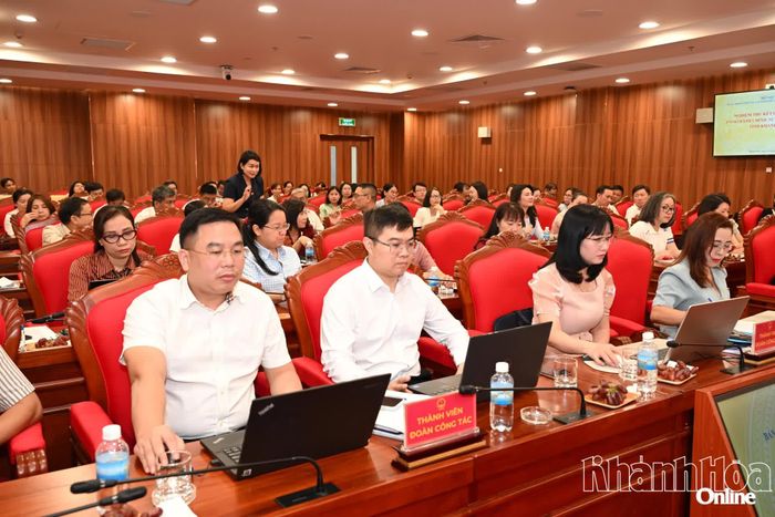 Các thành viên đoàn công tác tại buổi nghiệm thu.